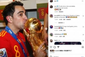 🏆哈维社媒晒亲吻大力神杯照片，纪念15年前问鼎世界杯