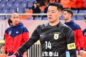 媒体人：王大雷本赛季不会让位于金永，明年两人出场时间会接近