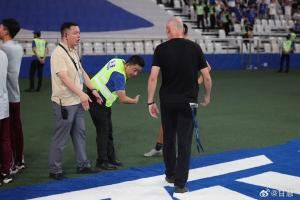 引冲突！穆斯卡特谢场时直接踩申花logo，记者：尊重是一种品格