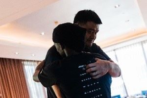 最萌身高差😉巴特勒社媒晒中国行与姚明吃饭合影照：🫡 🫡