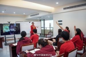 教练组特别准备了“英语角”活动 得到了中国女篮队员的积极响应