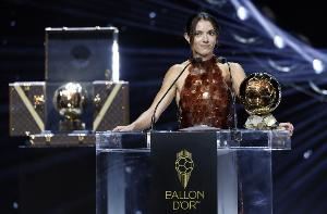 连续三次夺女足金球奖！西媒介绍邦马蒂礼服：华丽！棕色亮片覆盖