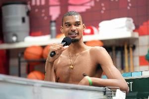 被文班凶猛撞击！科内特：他显然变壮了 真的可能会变成怪兽