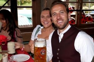 凯恩谈参加啤酒节：我只喝了一杯，那种大杯子一杯就够了