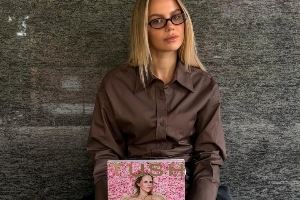 奥尔莫女友谈为艺术杂志裸拍：我在现场赤裸着躺了七个小时