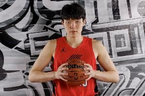 媒体人：虽然瀚森菜鸟赛季就是CBA最佳防守球员 但NBA有更高要求