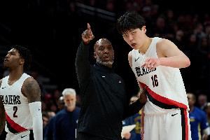 媒体人：比卢普斯拿中锋当纯蓝领用 换教练后杨瀚森拥有新的机会