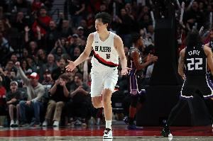 媒体人：杨瀚森首秀暴露防守端不足 但整体来说没有给球队拖后腿