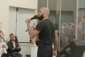 西媒：阿尔维斯近来成为了一名传教士，此前他因性侵指控入狱